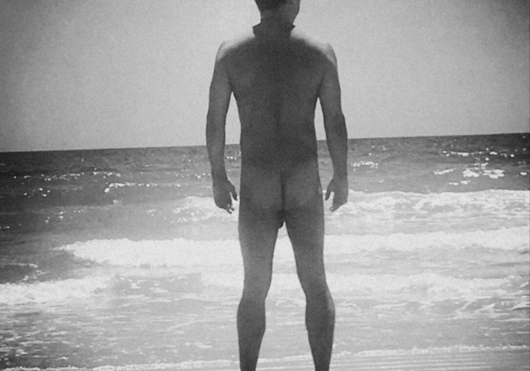 Mi nuevo amante, desnudo, en la playa.