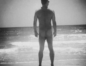 Mi nuevo amante, desnudo, en la playa.