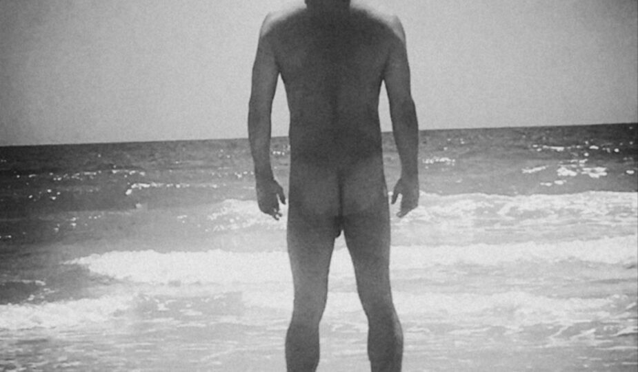 Mi nuevo amante, desnudo, en la playa.